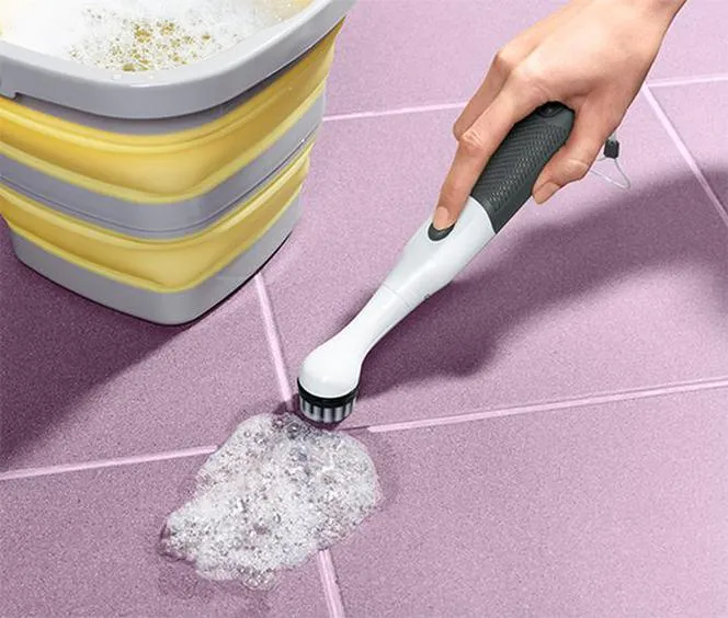 czyszczenie fug szczoteczką