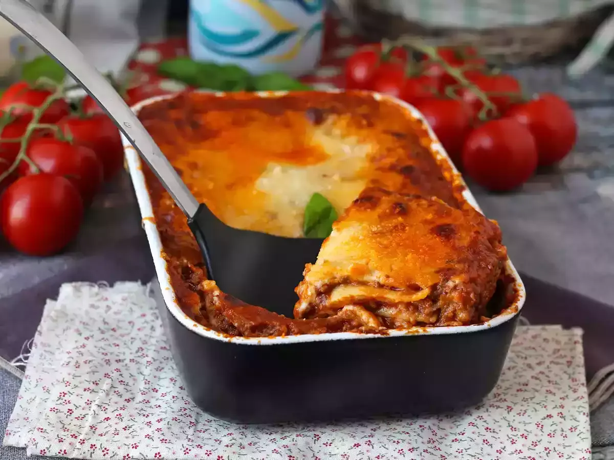 Pyszna lasagne z mięsem, pachnąca pomidorami i ziołami. Idealna alternatywa dla spaghetti bolognese.
