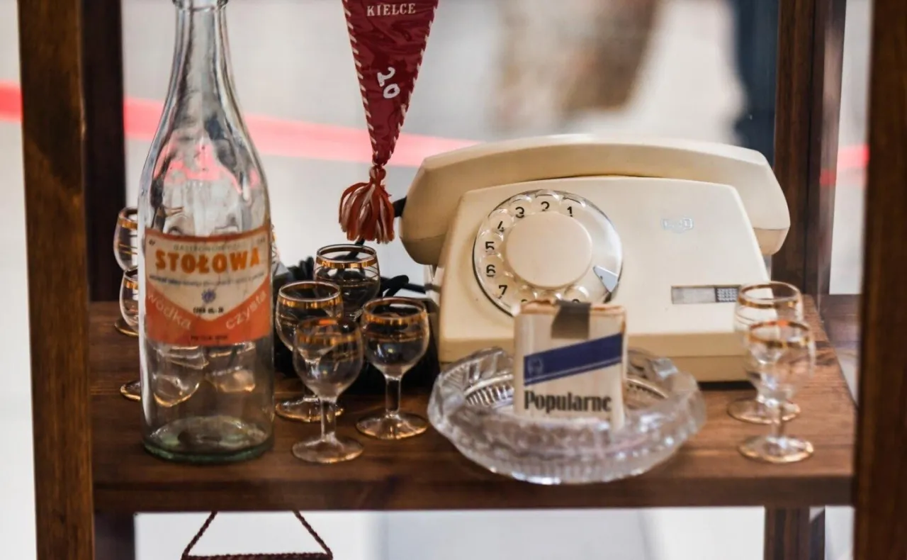 starodawne przedmioty codziennego użytku retro na stole