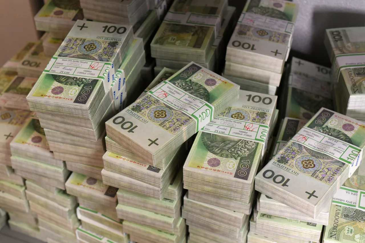 znak zakazu i stos monet lub banknotów