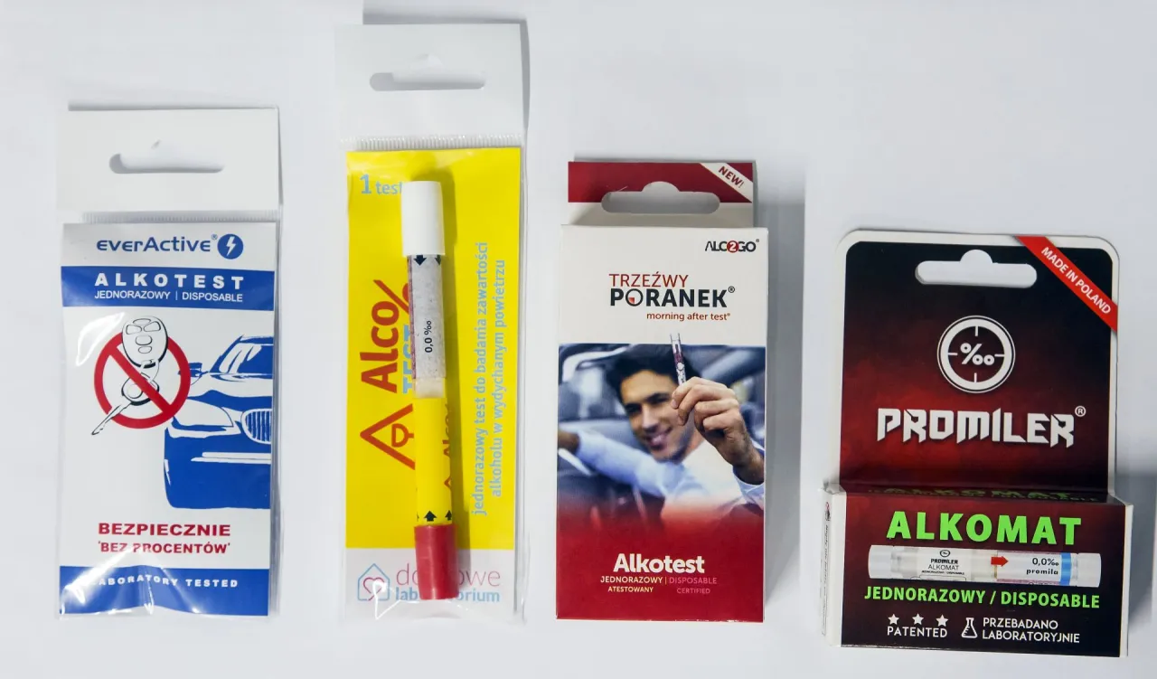 Gdzie kupić alkomat jednorazowy? Na zdjęciu cztery r&oacute;żne alkomaty jednorazowe: everActive, Alco%, Trzeźwy Poranek i Promiler.