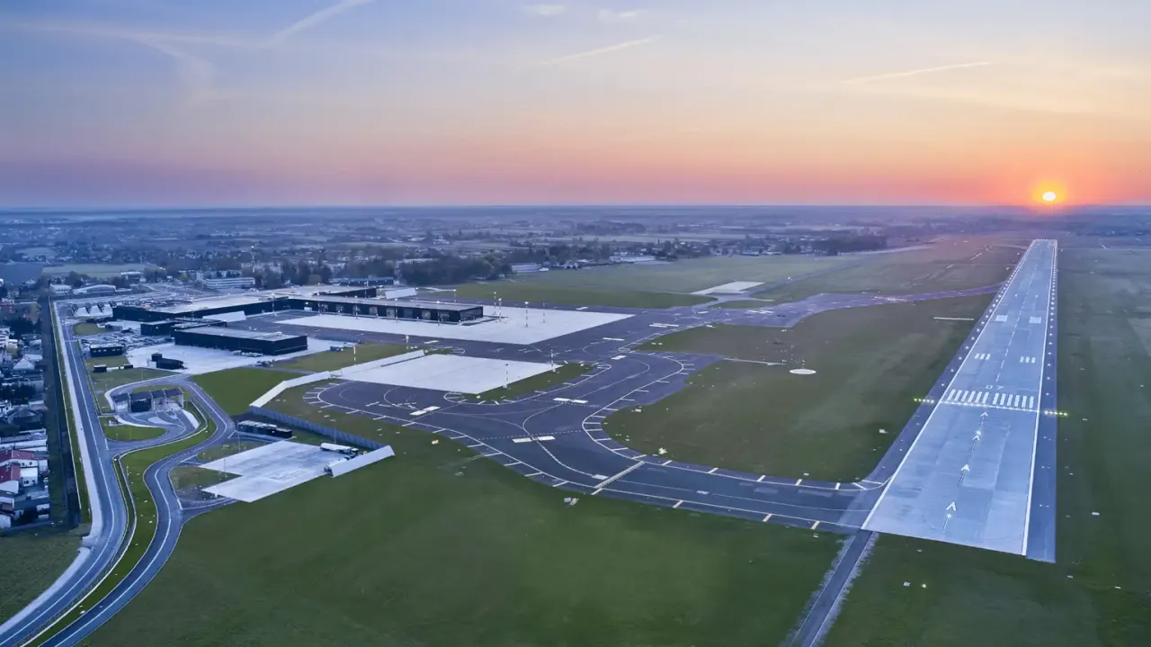 Lotnisko Warszawa-Radom terminal samolot