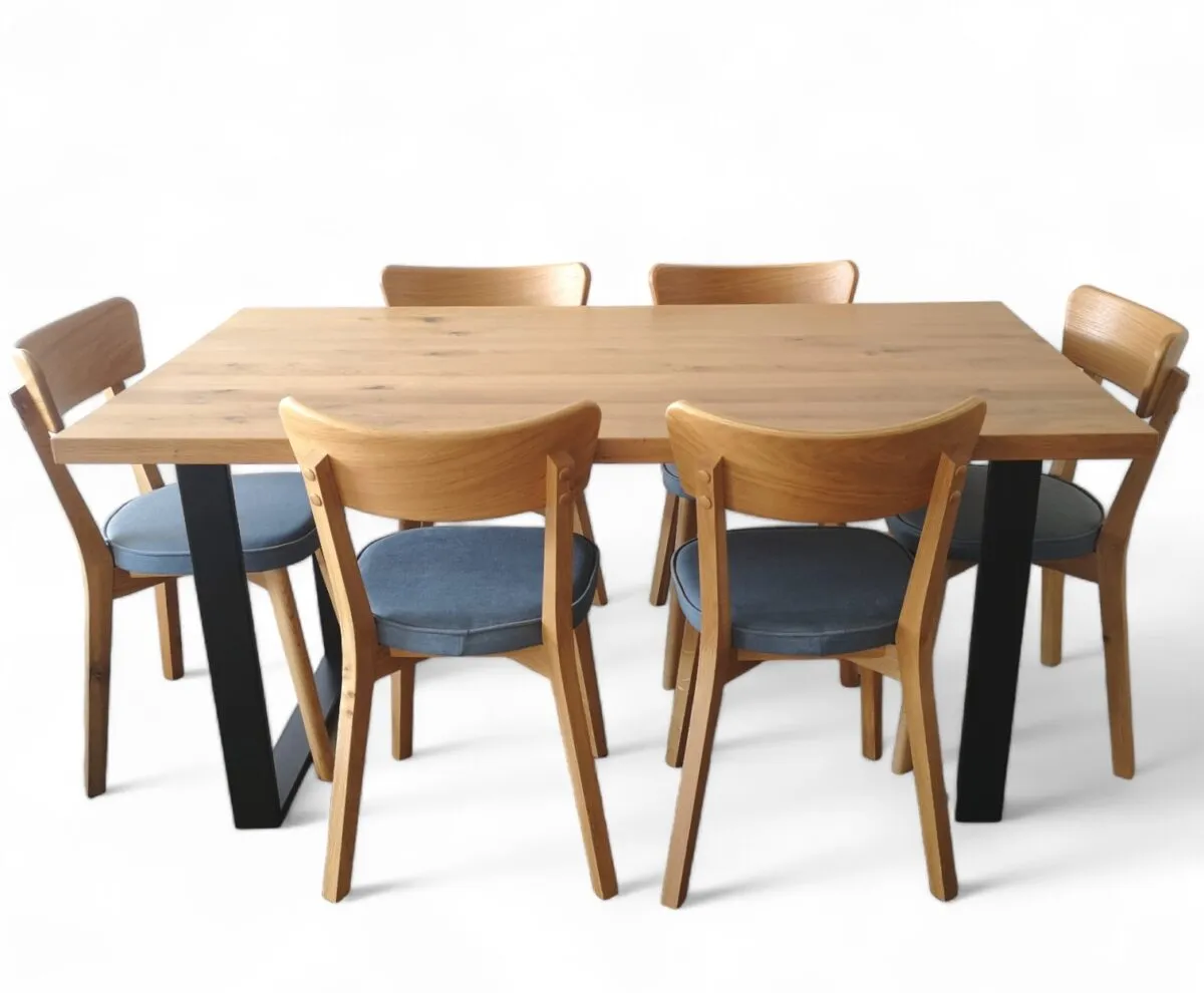 Dębowy stół krzesła w różnych stylach