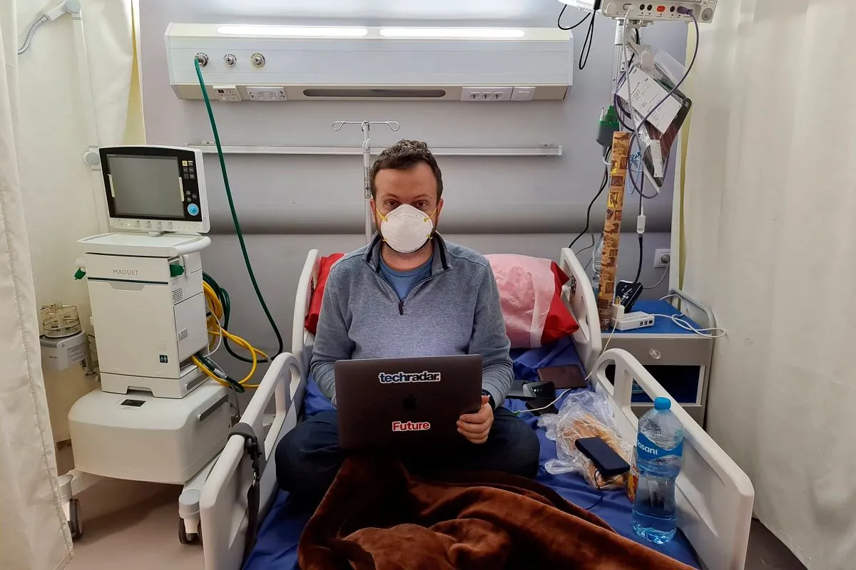 Osoba łącząca się z siecią Wi-Fi na telefonie