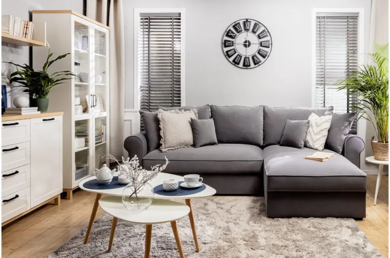 Dywan do szarego salonu w stylu skandynawskim