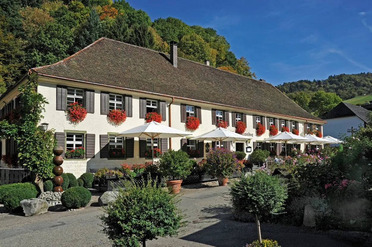 Romantik Hotel Spielweg M&uuml;nstertal Au&szlig;enansicht mit Natur