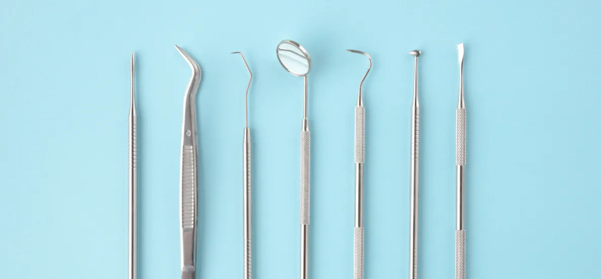 dentysta bada zęby, narzędzia stomatologiczne