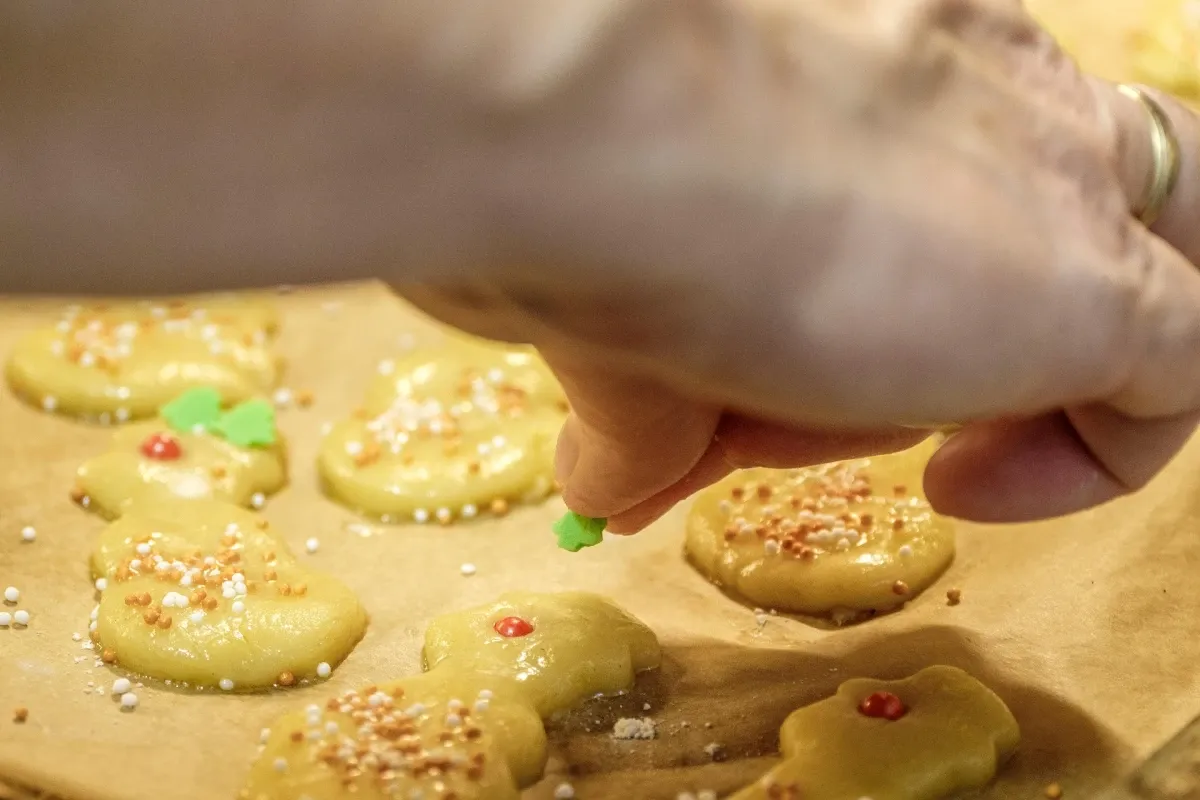 jak zrobić posypkę cukrową z białka jaja