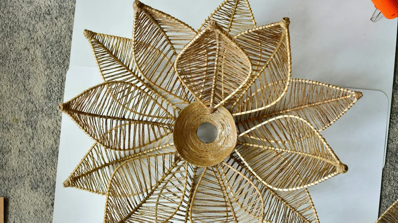 Oto jak zrobić abażur origami w kształcie kwiatu z juty.