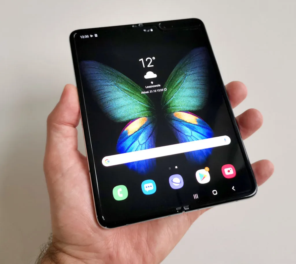 smartfon z widocznym zrzutem ekranu w dłoni