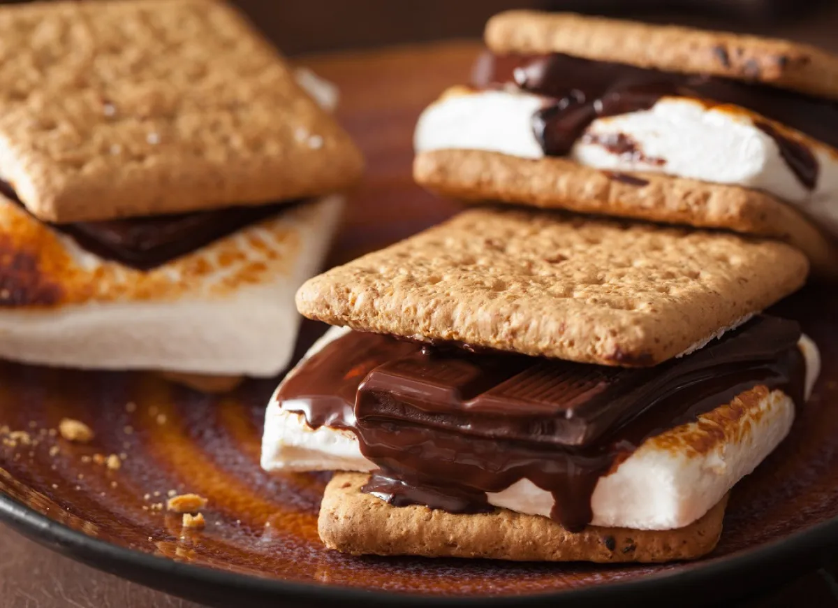 S'mores z piankami marshmallow i czekoladą