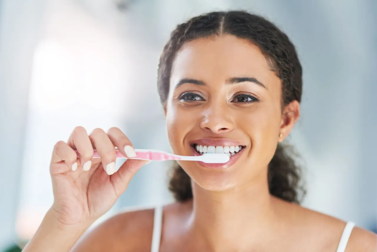 Prawidłowe szczotkowanie zębów vs agresywne szczotkowanie dziąseł