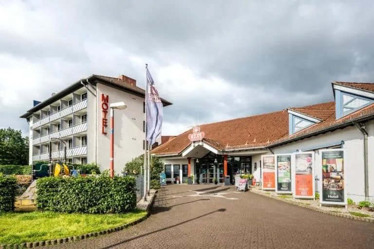 motel przy autostradzie, hotel przy drodze, nocleg w trasie