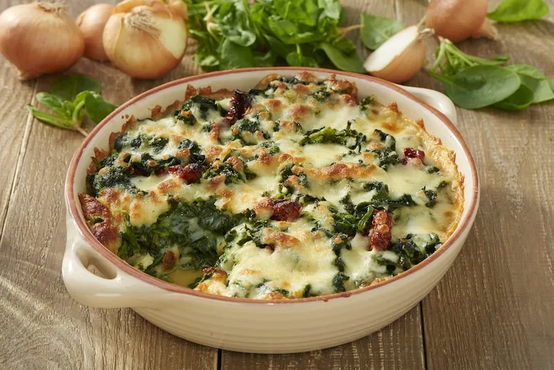 składniki na zapiekankę szpinakową z suszonymi pomidorami