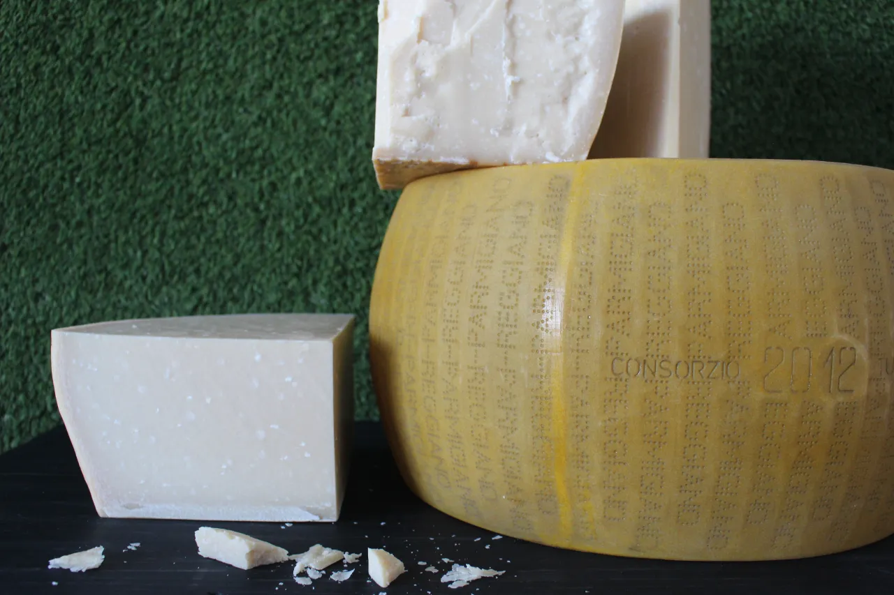 por&oacute;wnanie Parmigiano Reggiano i Grana Padano infografika