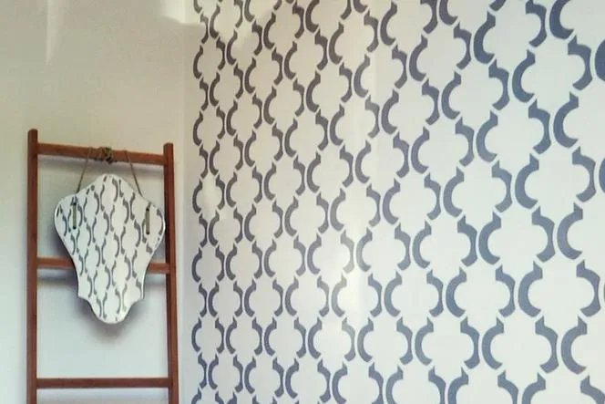 malowanie szablonem na ścianie wzory