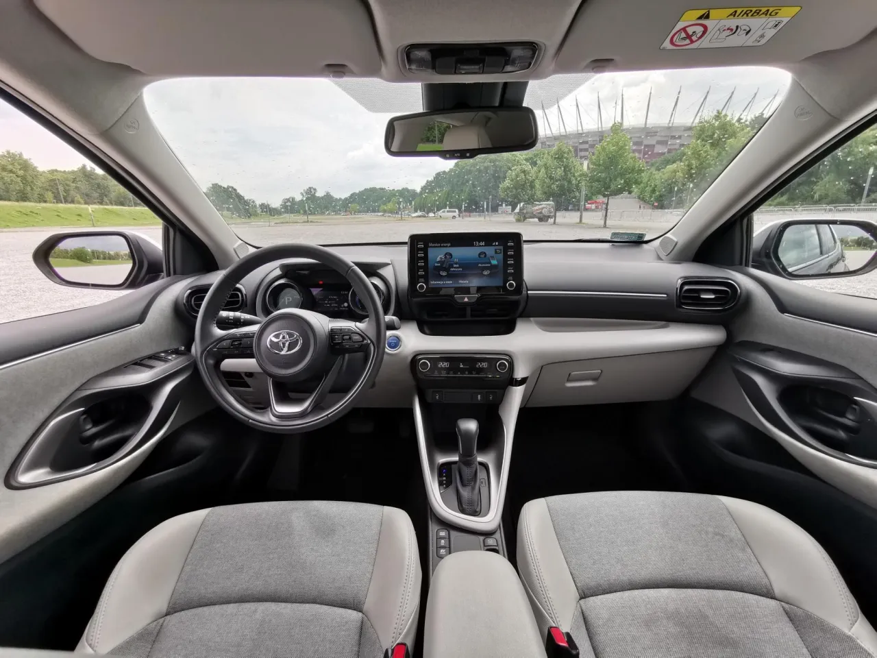 Wnętrze Toyota Yaris Hybrid kokpit