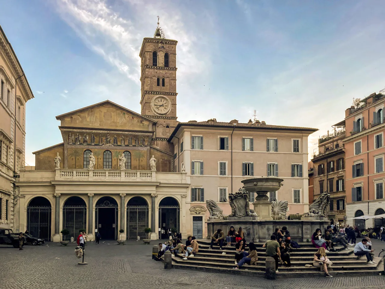 Malownicza ulica w dzielnicy Trastevere w Rzymie wieczorem
