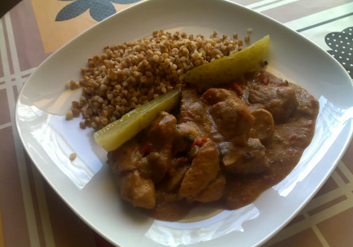 gulasz z żołądk&oacute;w drobiowych z kaszą gryczaną i og&oacute;rkiem kiszonym