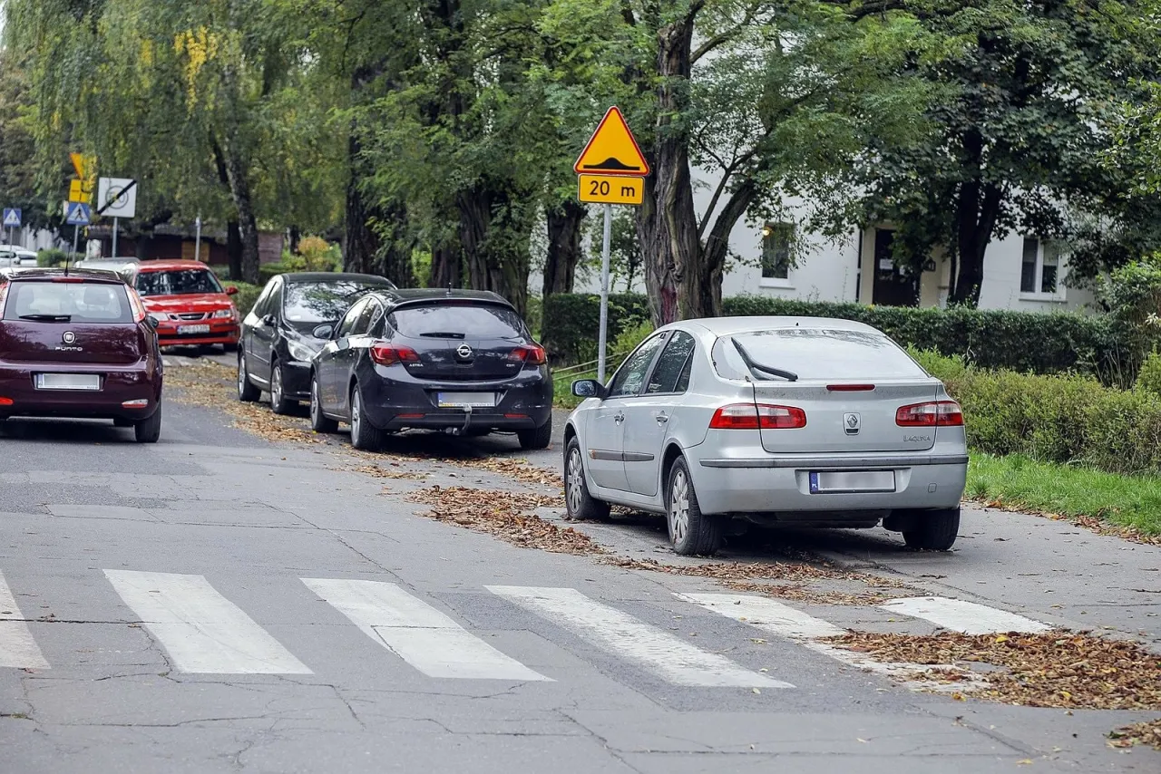 nieprawidłowe parkowanie na chodniku mandat
