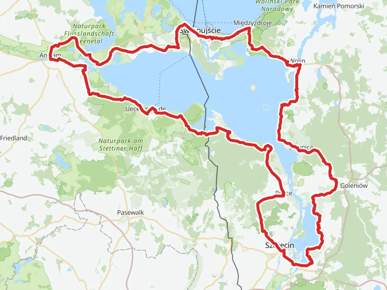 Mapa z zaznaczoną na czerwono nadmorską trasą rowerową wokół Zalewu Szczecińskiego, prowadzącą przez Świnoujście, Międzyzdroje i Wolin.