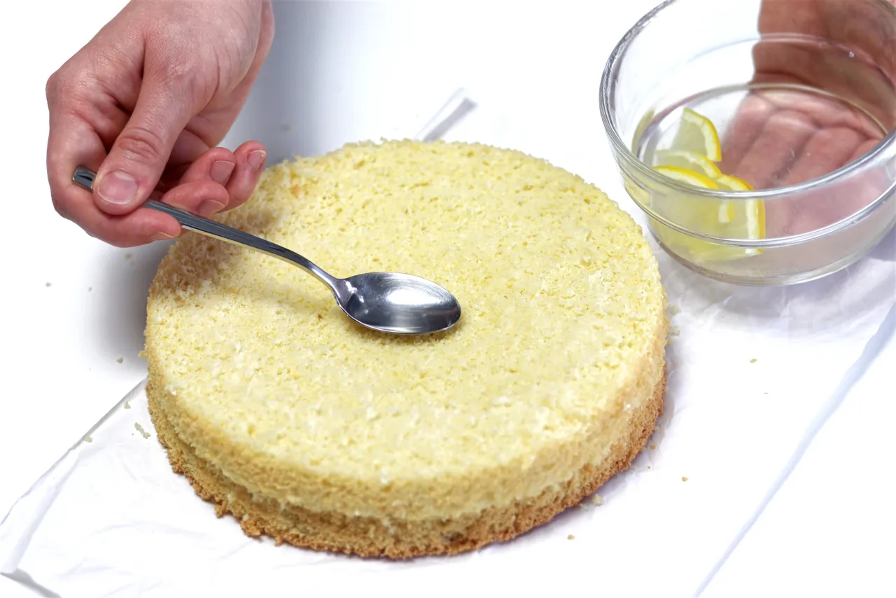 techniki nasączania biszkoptu łyżeczką pędzelkiem atomizerem