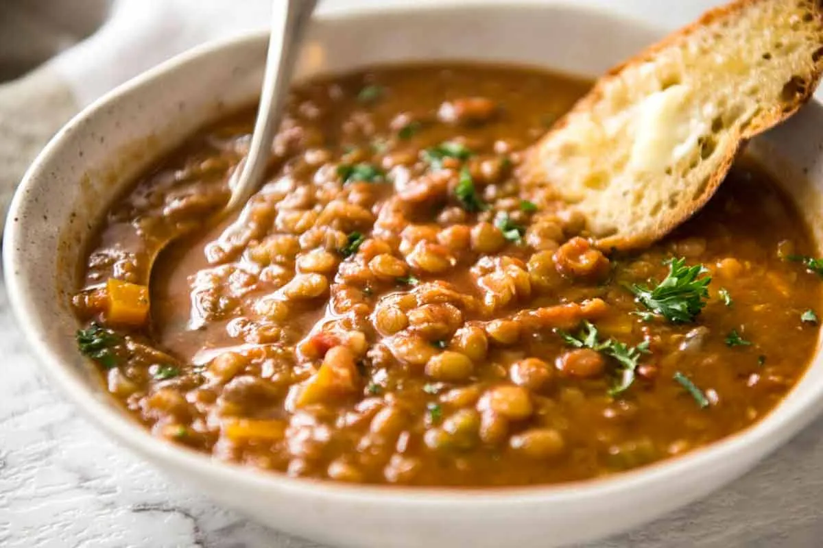 minestra di lenticchie calda fumante
