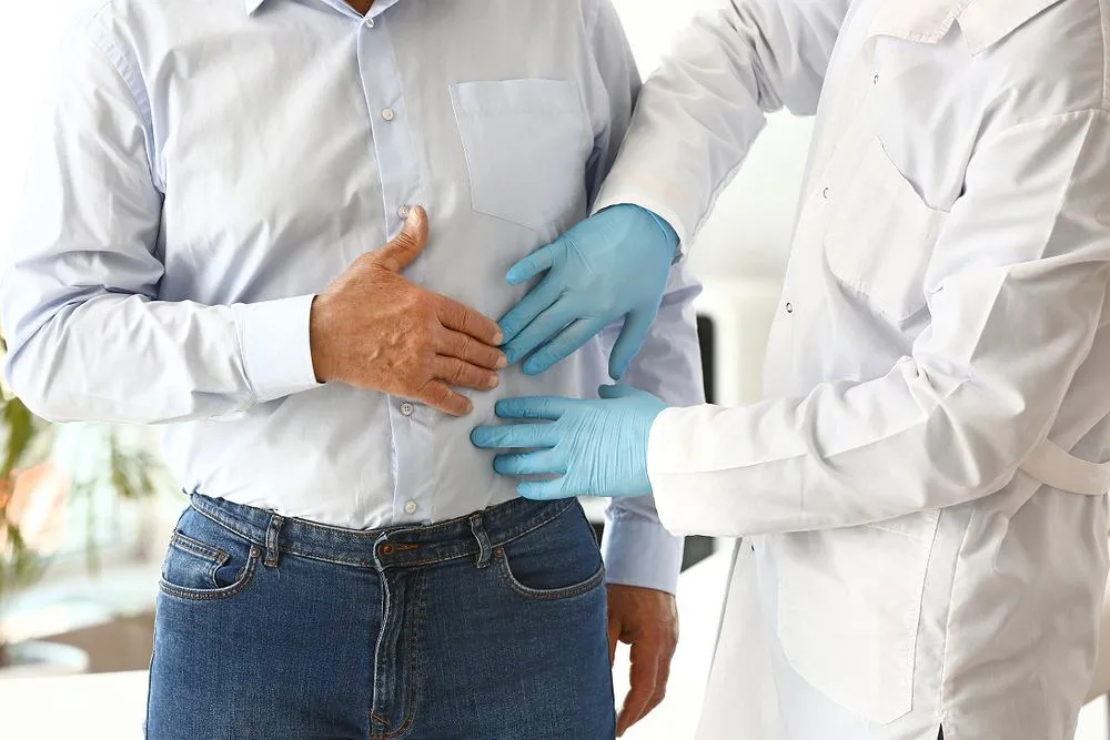 Urolog wyjaśniający zakres specjalizacji