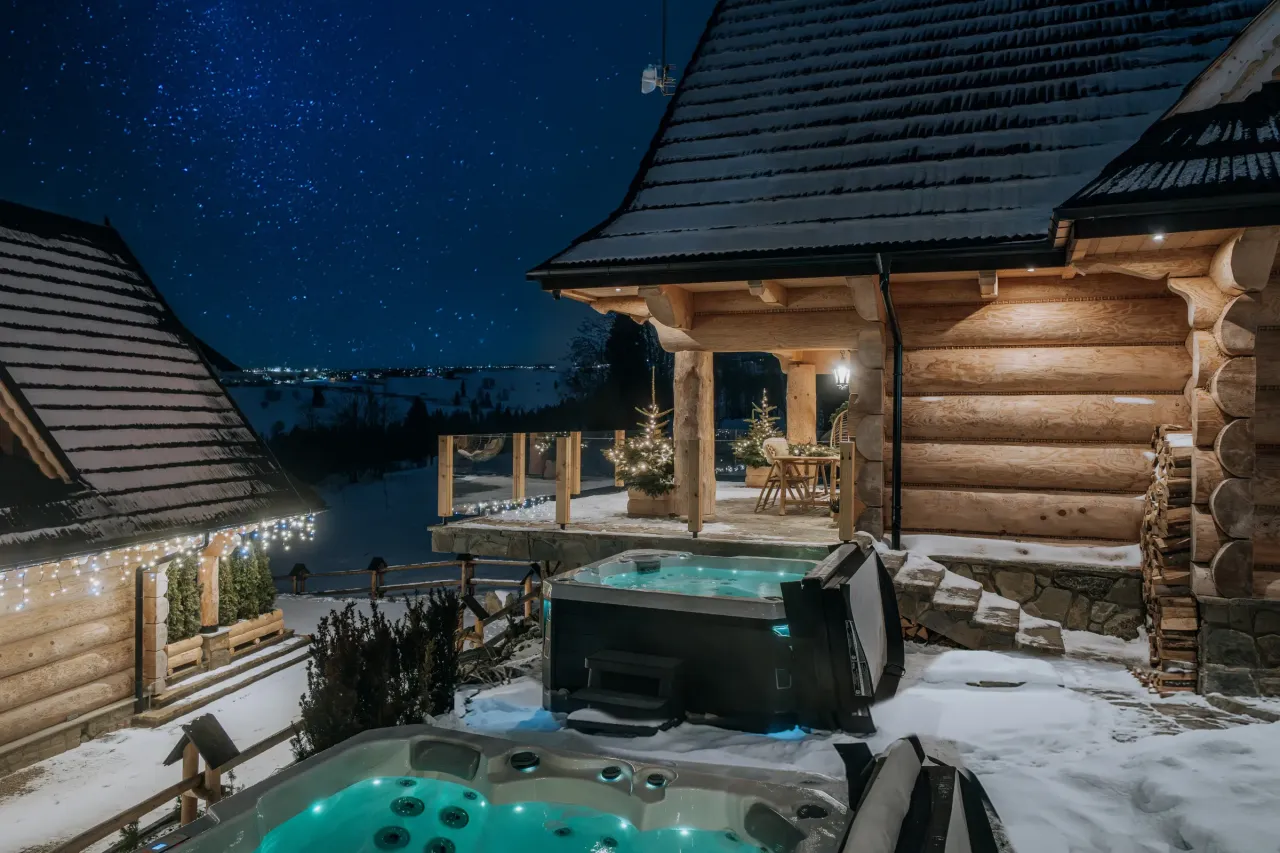 Domek g&oacute;ralski jacuzzi kominek wnętrze