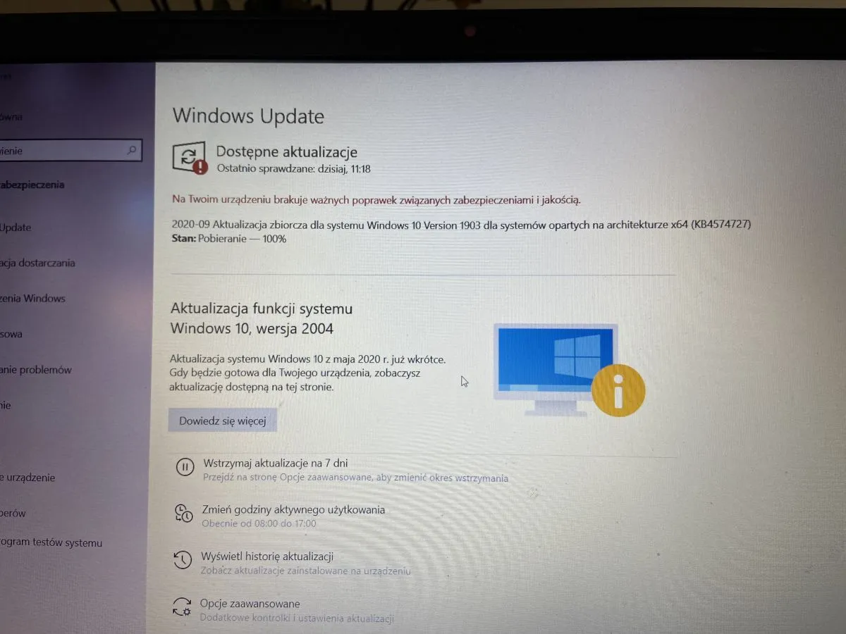 Ekran Windows Update pokazuje, że pobierana jest aktualizacja zbiorcza dla systemu Windows 10, wersja 1903.