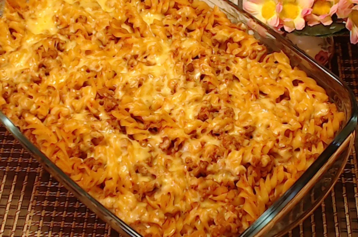 Zapiekanka makaronowa z mielonym mięsem i serem. Idealny pomysł, co zrobić z pomidorów na obiad, gdy chcesz czegoś sycącego.