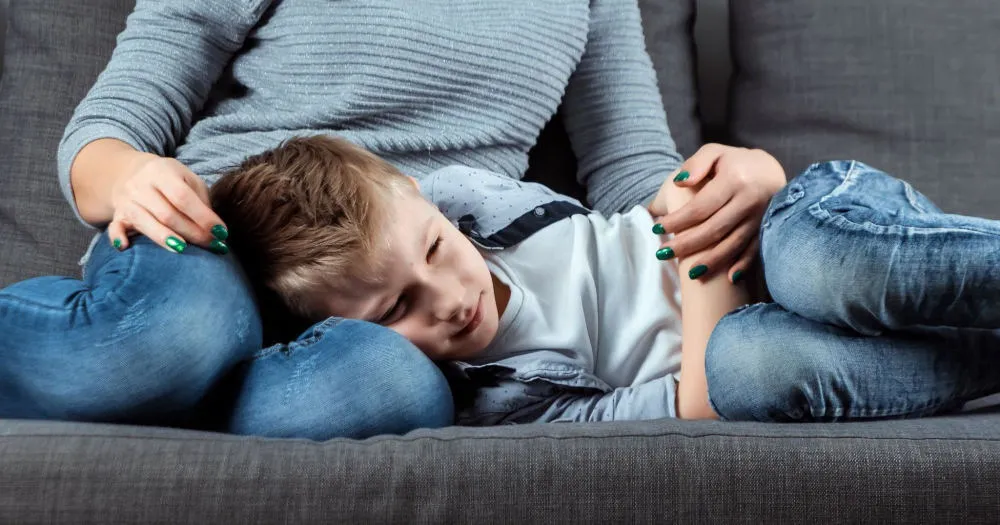 ból brzucha u dziecka, rodzic pocieszający dziecko