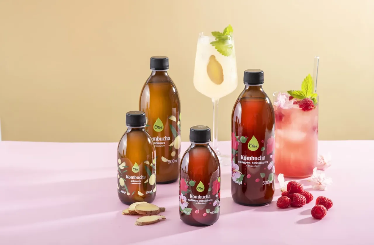 Kombucha w szklance z bąbelkami i owocami