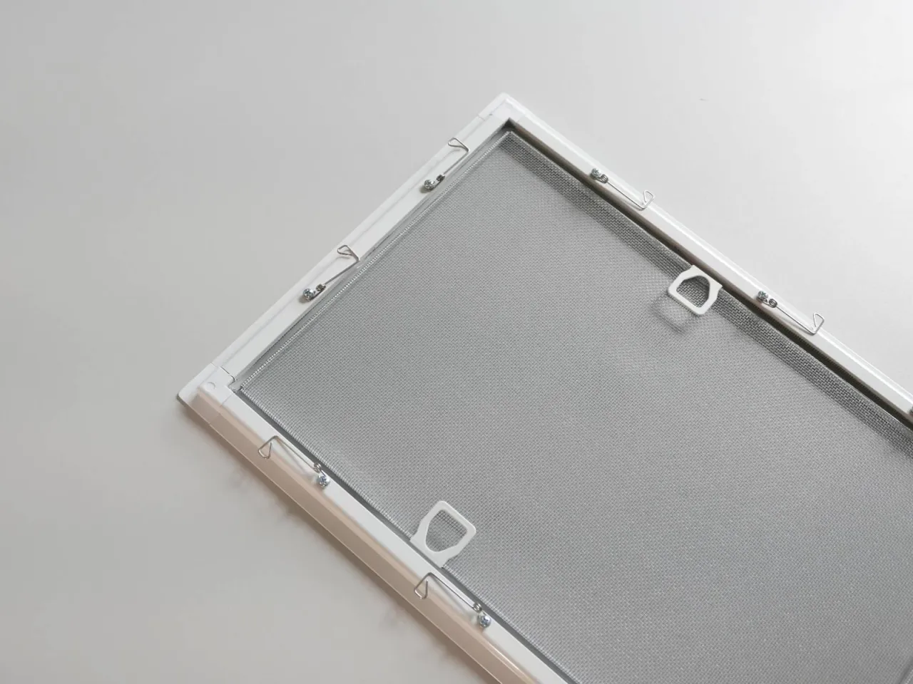 montaż moskitiery ramkowej bez wiercenia