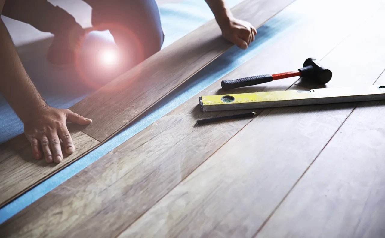 Aklimatyzacja paneli podłogowych przed montażem