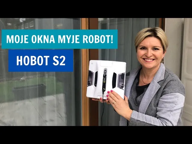 robot myjący okna z widocznymi smugami na szybie