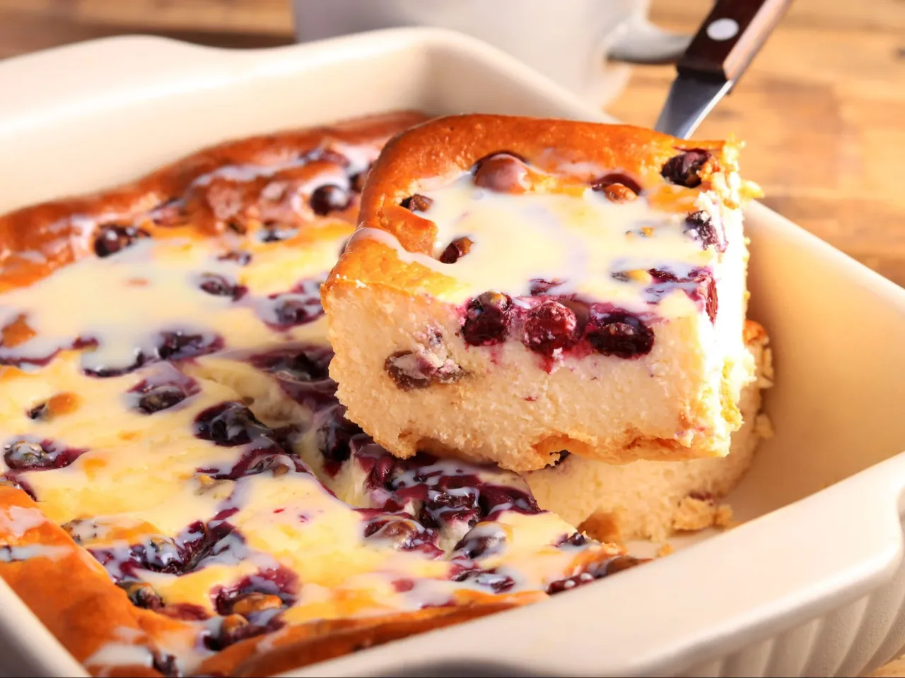 Pyszny sernik z jagodami, polany słodkim sosem. Idealny przepis na to, jak zrobić sernik, który zachwyci każdego!