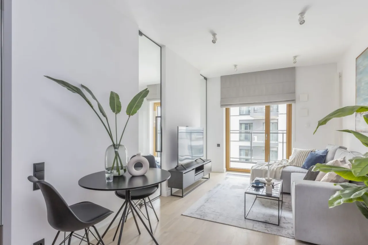 Jasny salon mały metraż optyczne powiększenie