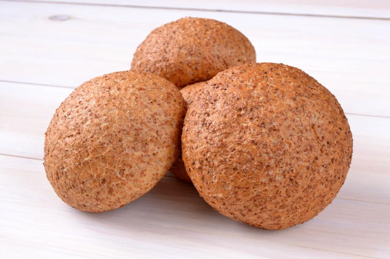 różne rodzaje domowych bułek (z ziarnami, maślane, grahamki)