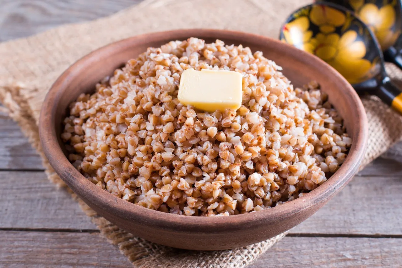 Miseczka pysznej kaszy gryczanej z masłem. Idealna na obiad, a jej przygotowanie jest proste! Dowiedz się, ile gotować kaszę gryczaną w woreczku.