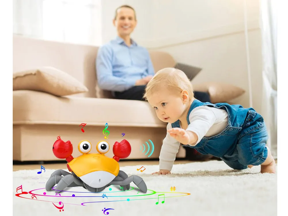 Dziecko raczkujące za tańczącym krabem