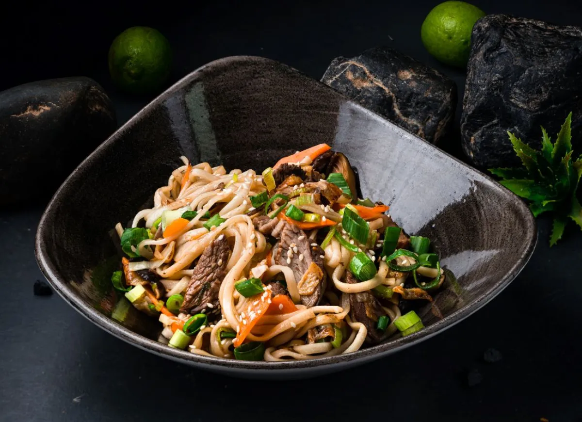 przepisy na udon yaki udon z kurczakiem wołowiną krewetkami tofu