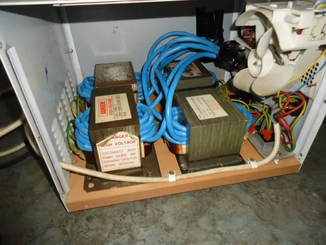 Wnętrze obudowy spawarki DIY z transformatorami i wentylatorem