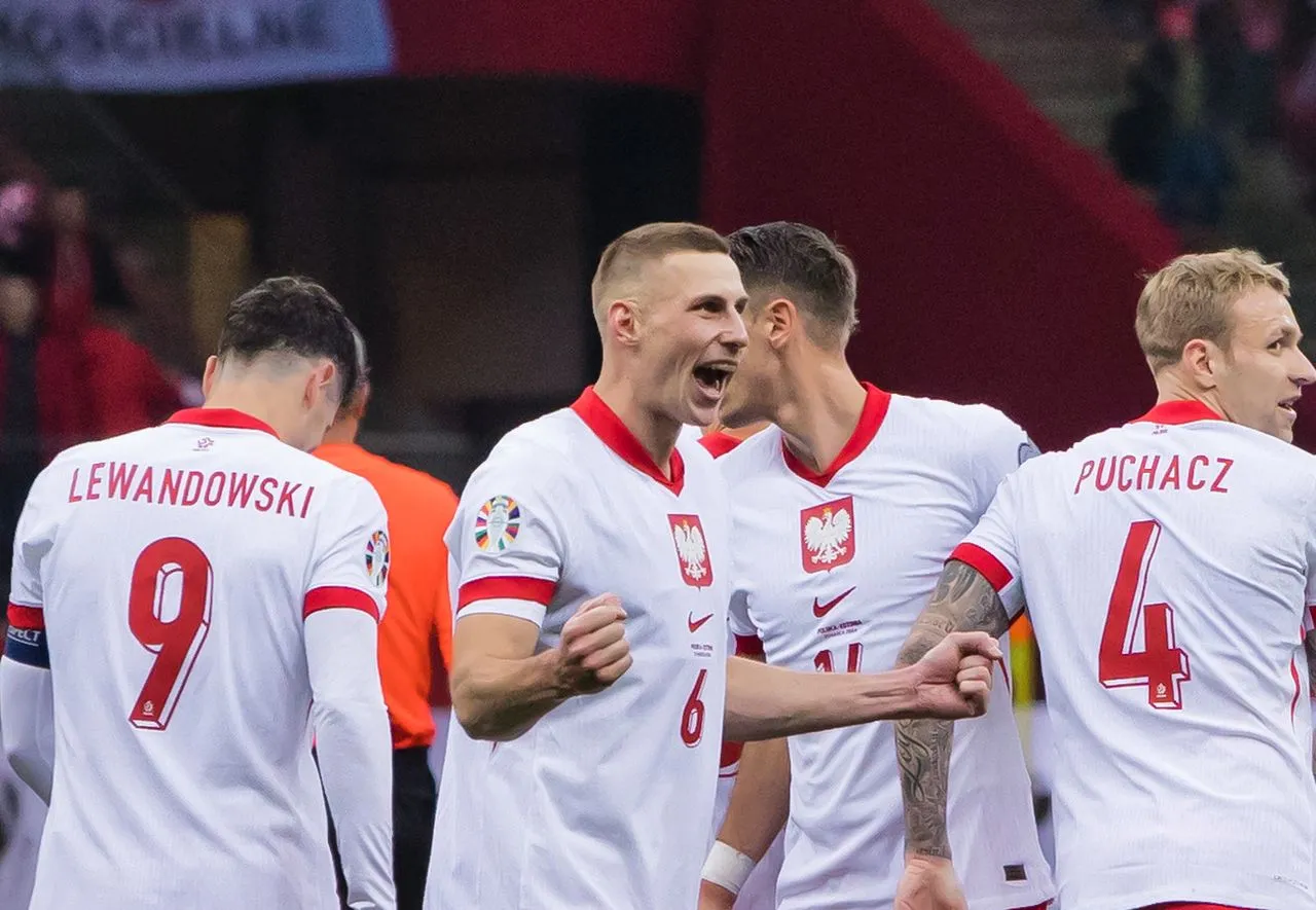 Piłkarze reprezentacji Polski świętują. Choć dokładne zarobki reprezentanta Polski w piłce nożnej są r&oacute;żne, radość ze zwycięstwa jest bezcenna.