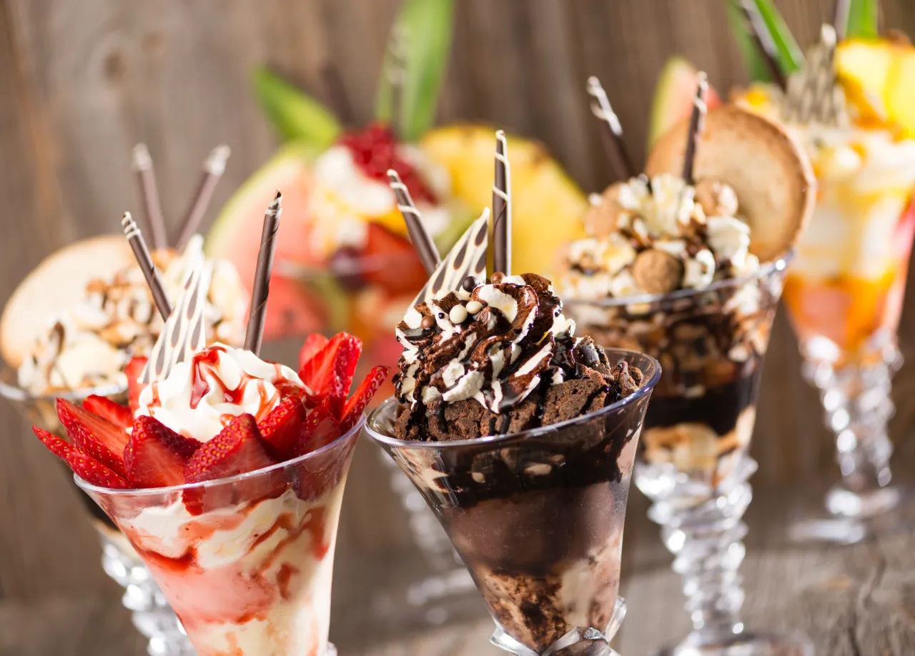r&oacute;żne smaki lod&oacute;w w pucharkach