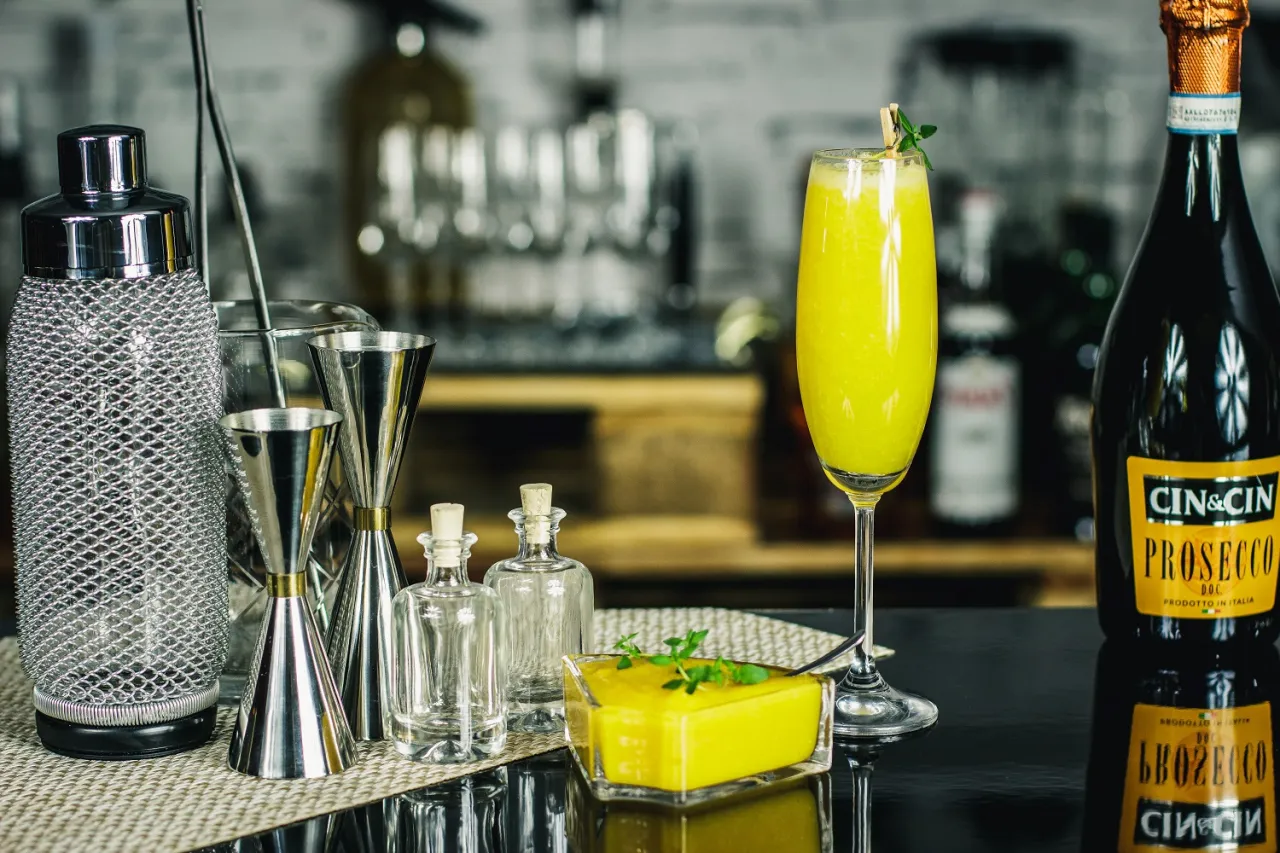 Orzeźwiający koktajl brzoskwiniowy z miętą