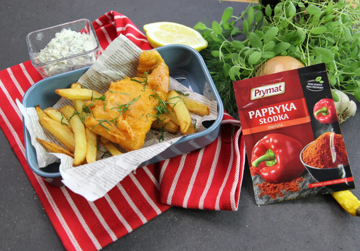 Ryba z frytkami, dipem i cytryną. Idealne co pasuje do frytek to właśnie ta klasyczna kompozycja.
