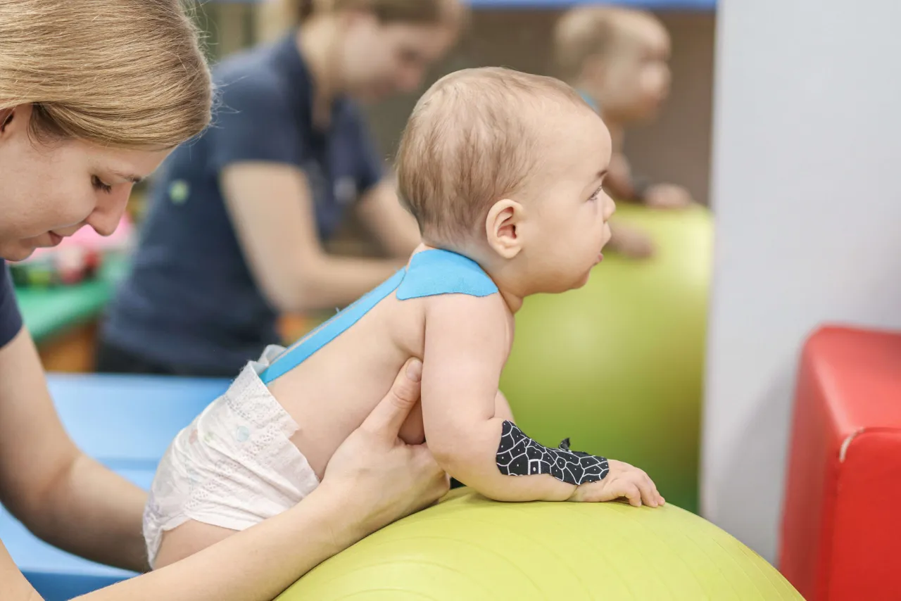 fizjoterapeuta dziecięcy niemowlę rozw&oacute;j
