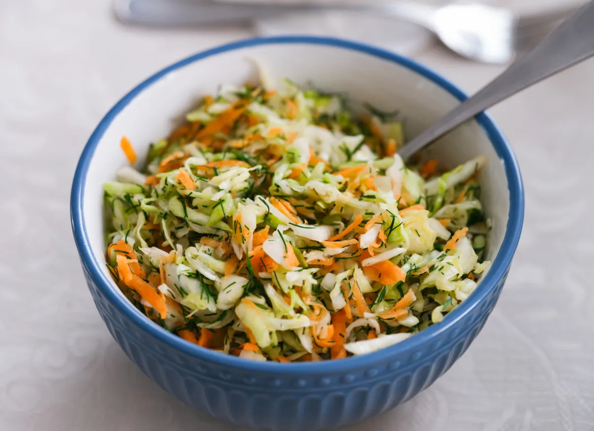 r&oacute;żne rodzaje sur&oacute;wek z białej kapusty