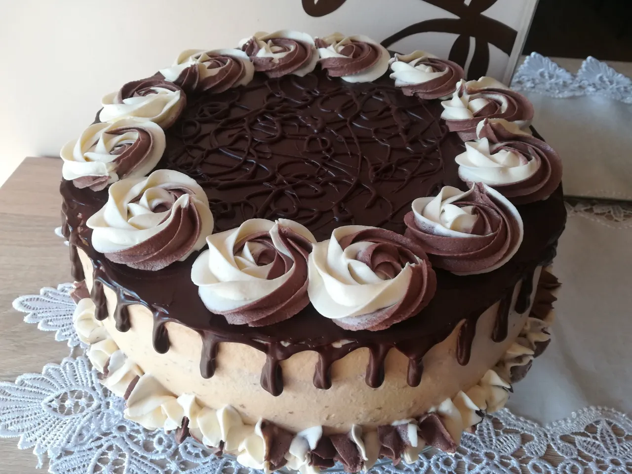 tort z dripem czekoladowym